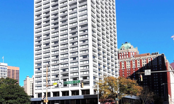 Downtown West Apartment | Spacious apartment with gym free indoor parking and WiFi in Baltimore Harbor
