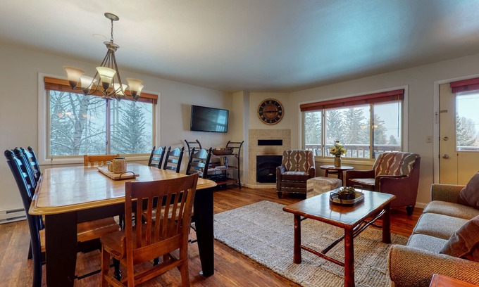 Jackson Condo | Spacious condo near downtown Jackson with furnished deck, mtn views & grill