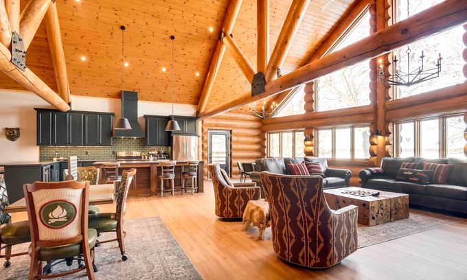 Lac du Flambeau Condo | Spacious Condo w/ Pool Table on Fence Lake!
