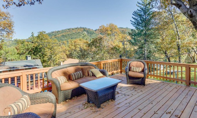 Crestline House | Spacious Crestline Retreat 1 Mi to Lake Gregory