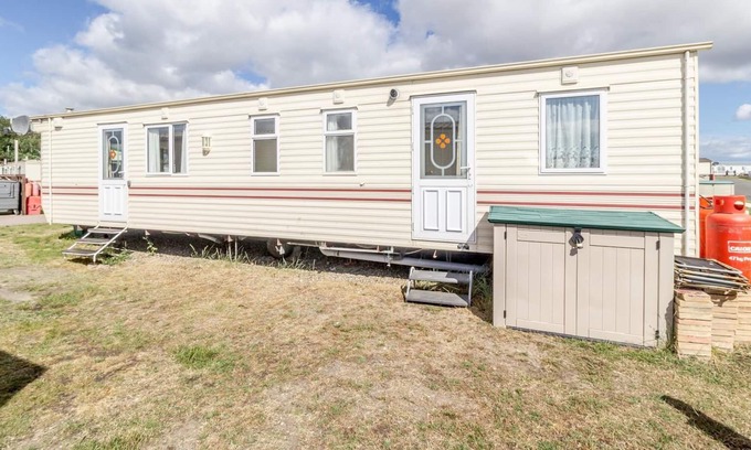 Lowestoft House | Spacious dog friendly caravan for hire in Suffolk by the beach ref 40082ND