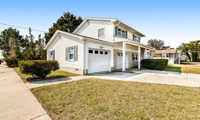 Little Salisbury House | Spacious Family Home with Full Kitchen & Deck - Close to the Beach