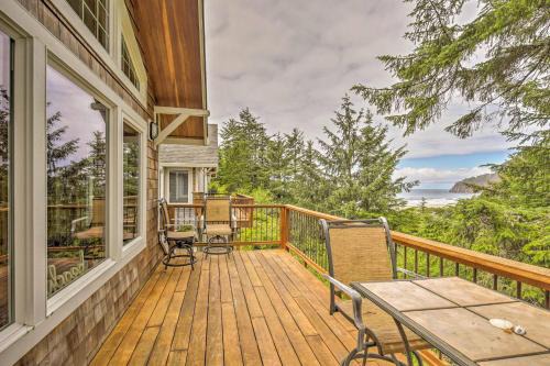Manzanita House | Spacious Family Townhome Walk to Beach and Downtown