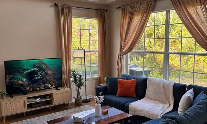 Windwood Bay House | Spacious Family Vacation Retreat. 3 BDR House. Pool, 15 Min to Disney and Parks.