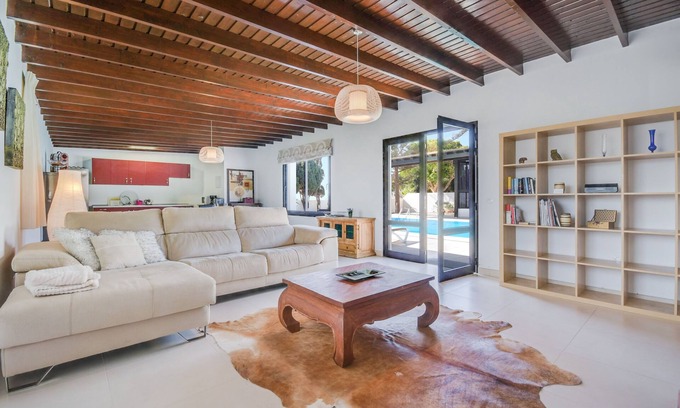 Nazaret House | Spacious Holiday Home Mirzolita with Mountain View, Wi-Fi
