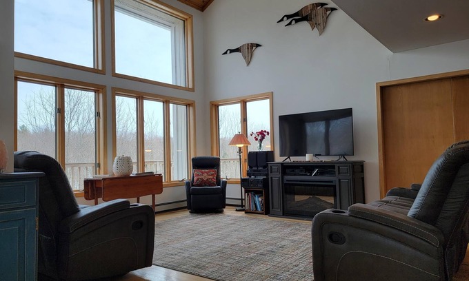 Cedar House | Spacious House near beaches, lakes, golf courses and wineries