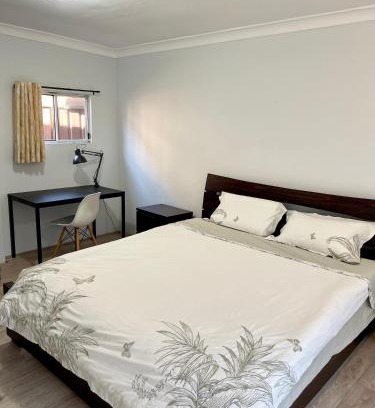 Marsfield House | Spacious King Size Private Room Pet Friendly
