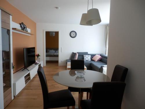 Donaustadt Apartment | Spacious, Modern 1-bdrm Apt near VIC & Austria Ctr