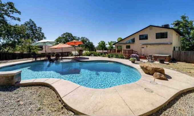 Redding House | Spacious Modern w/hot tub pool 4BD/3BR