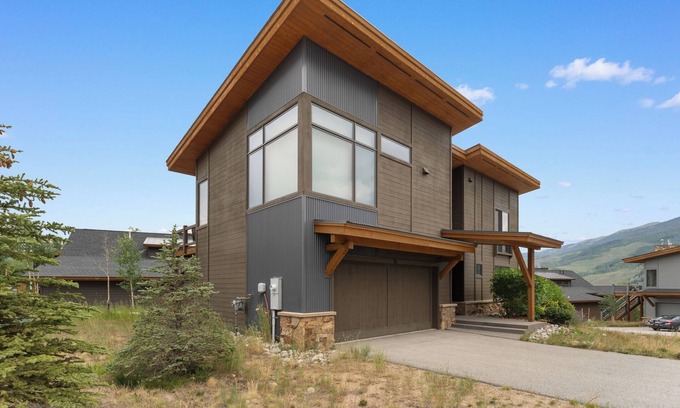 Silverthorne House | Spacious Mountain Home, Panoramic View from Private Balcony, Central Location