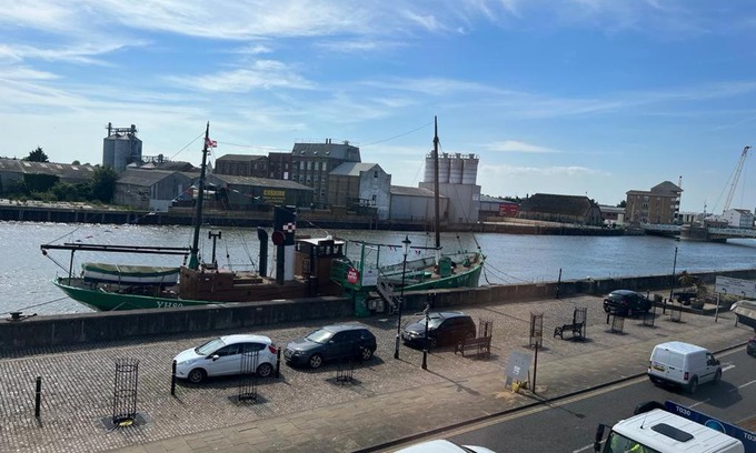 Great Yarmouth Apartment | Spacious One Bedroom Flat with River View, 1E