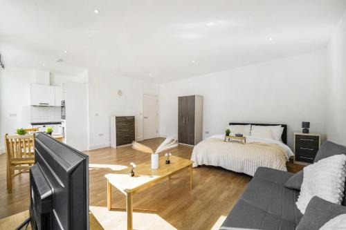 Borehamwood Apartment | Spacious Private Studio 89 with parking