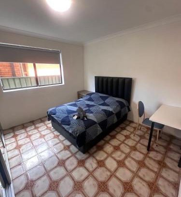 Lurnea House | Spacious Queen Room in Comfortable Two Story House - L2