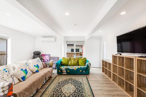Greenlane - Ellerslie House | Spacious Renovated 3BR in Ellerslie I Zodiak Stays