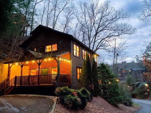 Gatlinburg Villa | Spacious Resort Log Cabin, Easy Drive, Hot Tub, Arcade Gameroom, Mountain Vibe