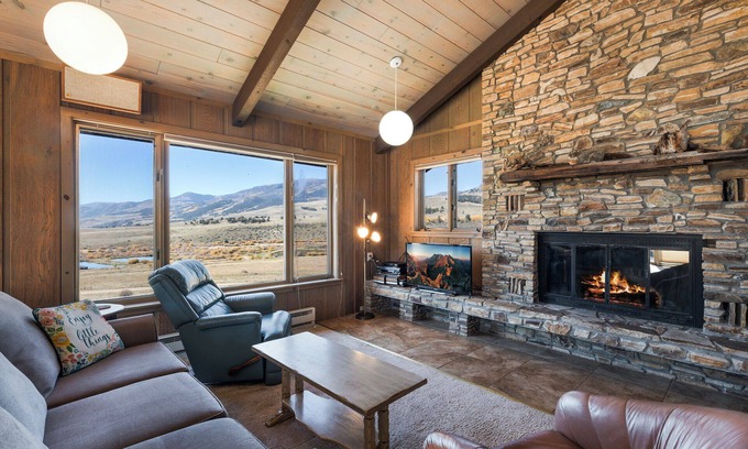 Creede House | Spacious Retro Mountain Getway - ATV Parking - Amazing Views