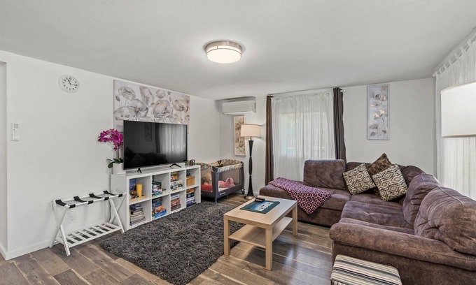 Tukwila House | Spacious RiverSide Family Home with patio and backyard, 9 mins to SeaTac Airport