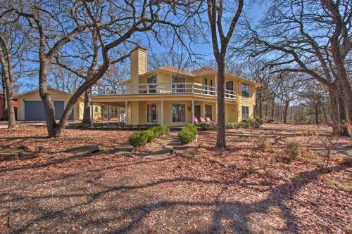 Pottsboro House | Spacious Texas Getaway half Mi to Lake Texoma!