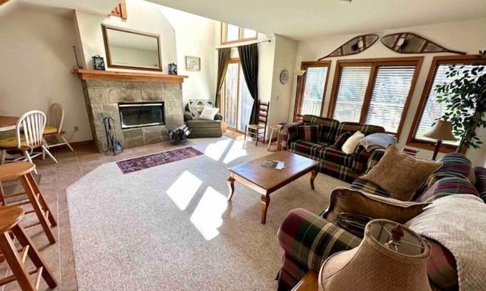 Hensonville House | Spacious Townhouse minutes from Village and Slopes with shuttle to mountain