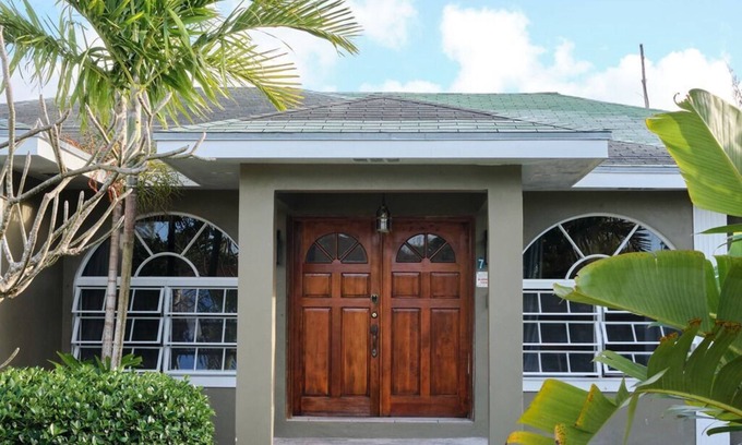 Gambier House | Spacious Tropical Getaway 🌴 - 3 mins away from the airport and beach