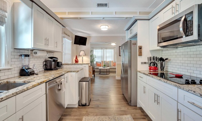 Riverside Heights House | Spacious & Tropical - Patio & Grill - Ace Location