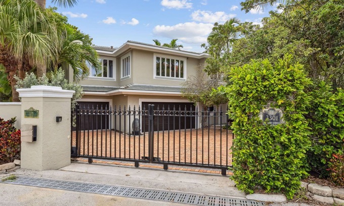 Birch Park Finger Streets House | Spacious Waterfront 5-bedroom house w/pool/spa. Walk to Fort Lauderdale Beach