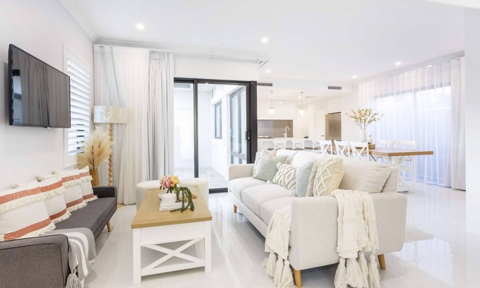 East Victoria Park House | Sparkly and quiet on the inside yet close to the buzzy precinct! WIFI & parking