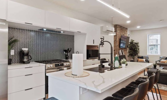 Central Northside House | Special 2 Homes – 6BR Duplex | Perfect for Groups!