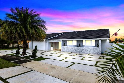 Westchester Villa | Spectacular Miami - Heated Pool, 5 Bedrooms, Work Area & BBQ