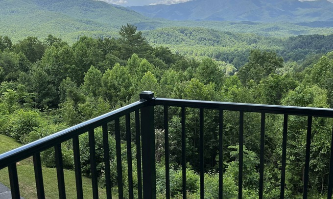 Pittman Center Condo | Spectacular view, 2 BR, pool, hot tub, sauna, 15 mins to Gatlinburg