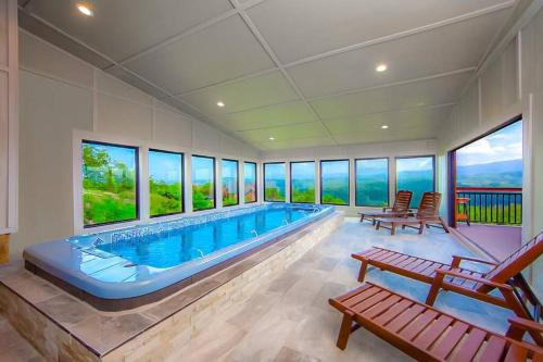 Gatlinburg - Pigeon Forge House | Splashing at the Bluff - Premier Smoky Mountain Views - Indoor Pool Spa - Luxury Cabin - Gatlinburg - Pigeon Forge