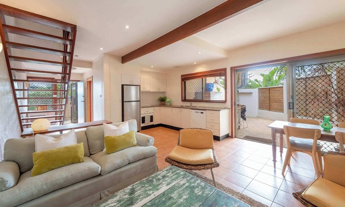 Angourie House | Spooky Beach Lodge - Oceanstays - Pet Friendly