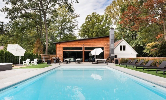 Union Pier House | Sprawling Modern Home with Chef's Kitchen, Pool & Hot Tubs - walk to the beach!