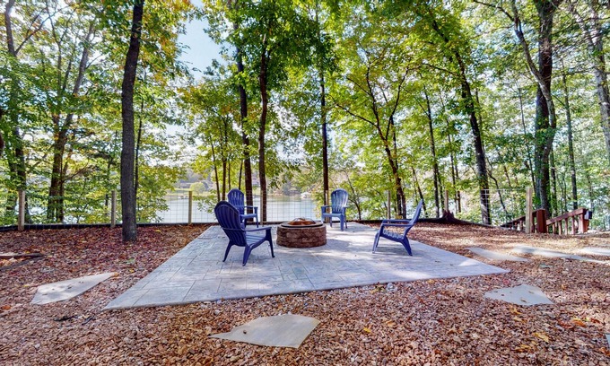 Estill Springs House | Spread Out & Relax at The Lake!