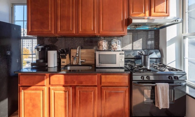 Chinatown Apartment | Stairway 3BR Apt w W D Ideal for Groups