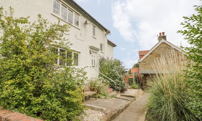 Whitby Apartment | STAKESBY HOUSE APARTMENT 3, country holiday cottage in Whitby