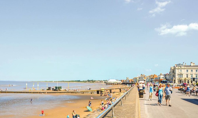 Burnham-on-Sea House | Standard caravan with one double and two twin.