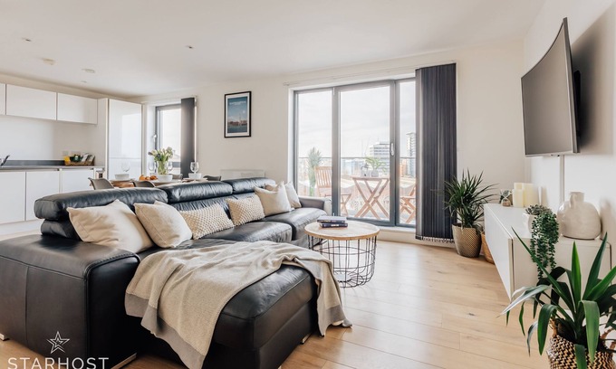 Southampton City Centre Apartment | StarHost Residences | Awesome 2 Bedroom Penthouse Apartment with City Views
