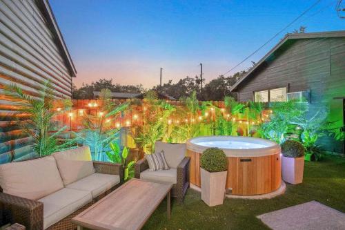 Canyon Lake House | Starlight Horizon Cabin R - Hot Tub & Retreat Pet-Friendly Texas Hill Country Cabin Near Canyon Lake - Pool, Stargazing, Private Backyard - Sleeps 4