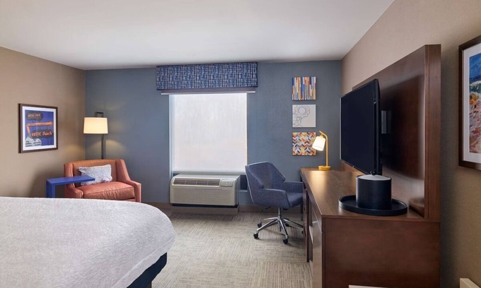 Smithfield Hotel | Stay Close to Twin River Casino – Room with Pool, Gym, and Breakfast