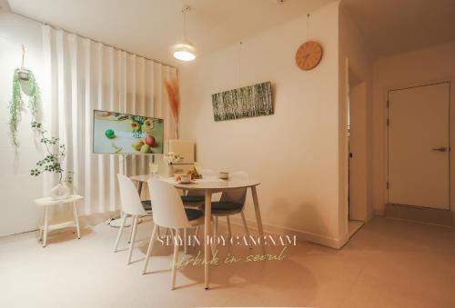 Nonhyeon-dong Apartment | Stay in joy Gangnam #선정릉역 도보4분 #올리모델링 #각방 에어컨 #무료 wifi #8인숙소 #호텔침구 #세탁건조기 #공항버스