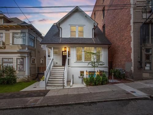 Nob Hill House | Stay Portland - Sophisticated 2BR - Prime NW 23rd Location
