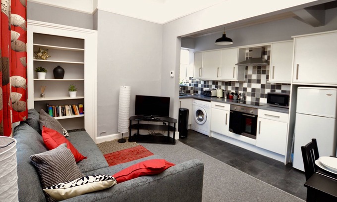 Cheltenham Cottage | STEPHEN'S CHELTENHAM APARTMENT, pet friendly in Cheltenham