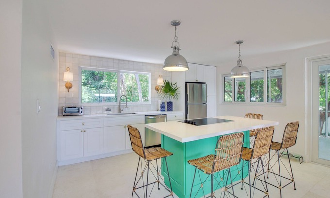 Tavernier Apartment | Steps to Gulf: Sleek Top-Floor Apt in Tavernier!