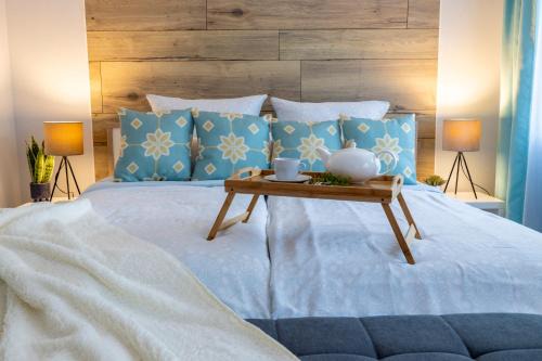 Heiligenwald Apartment | Stilvolles Design-Apartment in Schiffweiler - Self-Check-in - 2 Parkplätze - WLAN - Balkon mit Gartenzugang - private Terrasse -ruhig gelegen - Nähe See & Wald - bis 4 Pers