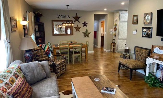 Fort Worth House | StockYards!-1.5 blk away ! Cowboy Cottage sleeps 9, TCU close by