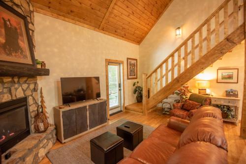 Fleetwood House | Stone's Throw Bungalow- Hot Tub, Modern & Updated, Sleeps 2