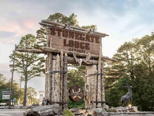 Eureka Springs Apartment | Stonegate Lodge 2 Queen Beds Fast WiFi 50in TV Salt Water Pool Room # 305