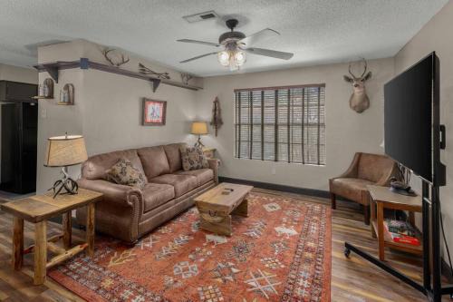 Eureka Springs Apartment | Stonegate Lodge Bear's Den Kitchen, Pool, Firepit, WIFI ,Smart TVs