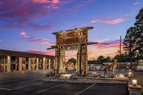 Eureka Springs Apartment | Stonegate Lodge King Bed WIFI 50 in Roku TV Salt Water Pool Room # 101